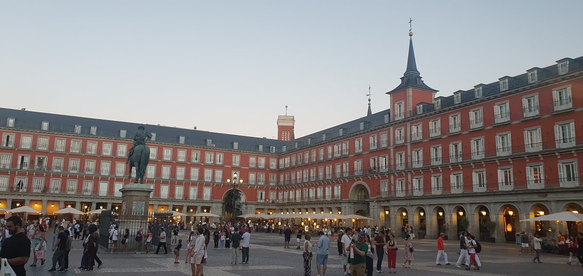VinicAlejandro's tweet photo. Cae la tarde Madrid  - Plaza Mayor https://t.co/LFPG124MPj