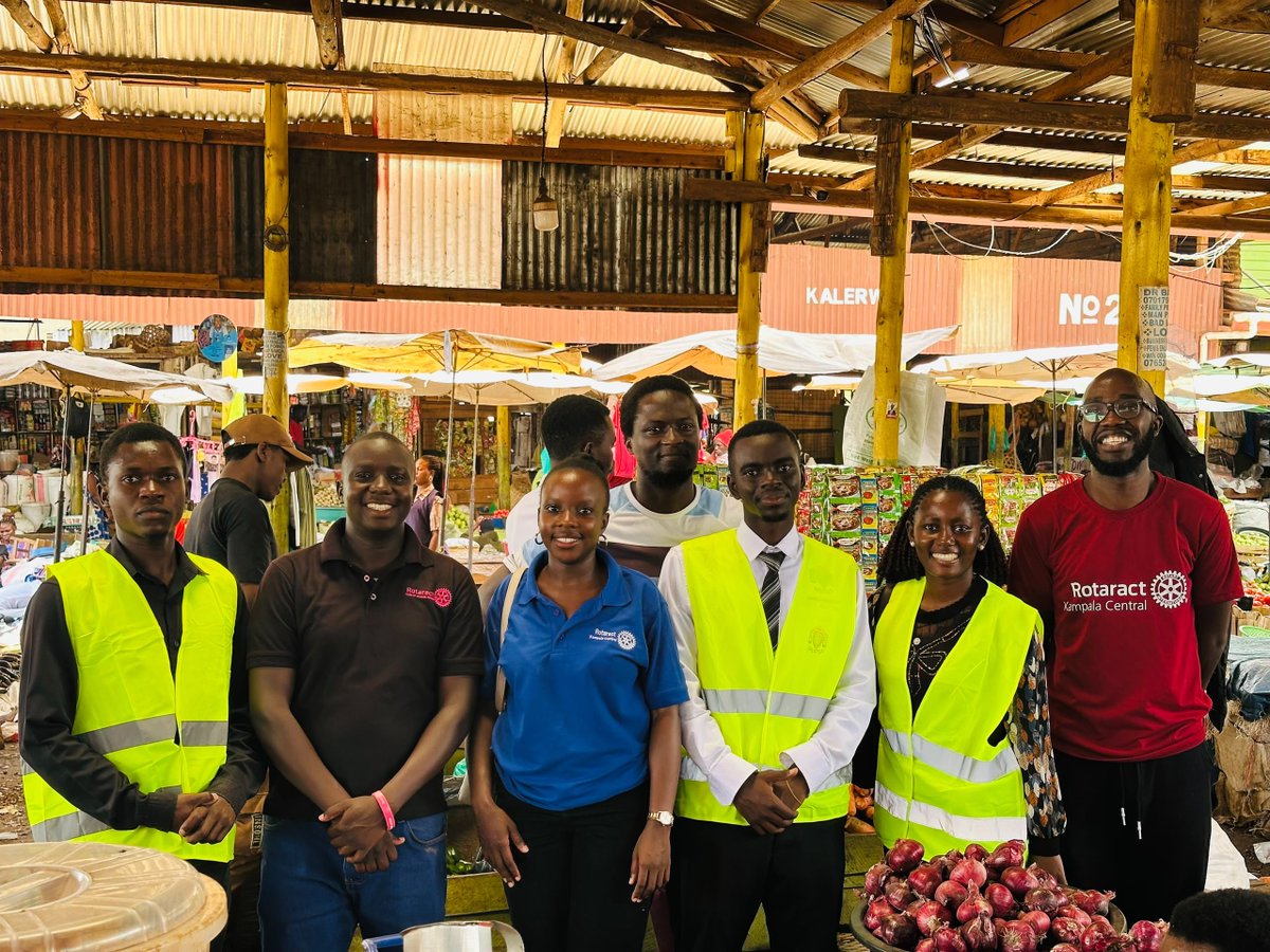 UpsaUganda's tweet photo. Our colleagues from @Mupsamak yesterday did a community outreach where they engaged with different pipo and shared some knowledge about AMR. Sickel cell and many other health related problems. Thank you colleagues🙏🙏 https://t.co/9Ad3k530C3