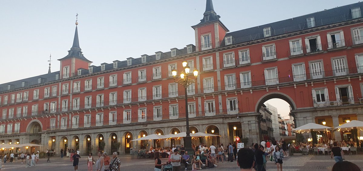 VinicAlejandro's tweet photo. Cae la tarde Madrid  - Plaza Mayor https://t.co/LFPG124MPj