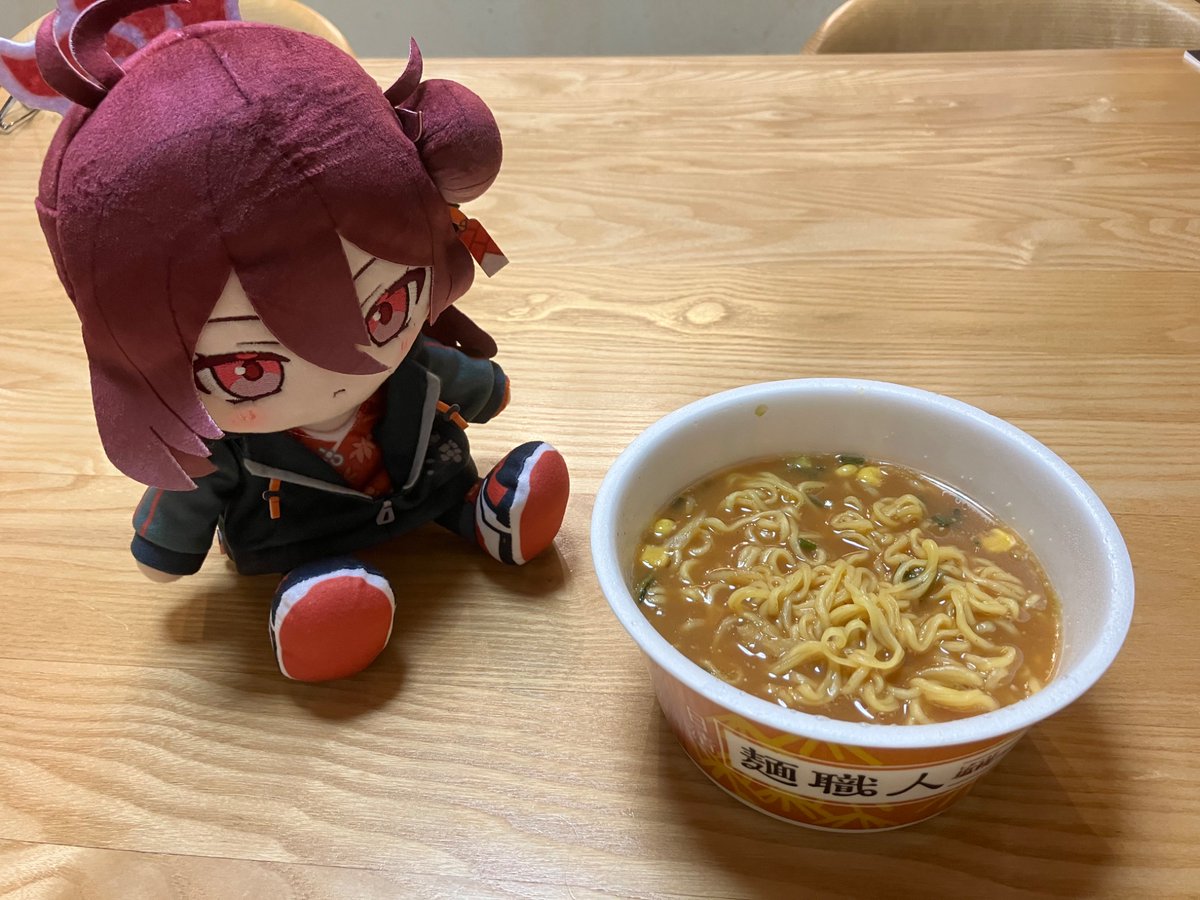 8Fvq49663's tweet photo. 寝れない人に投下！
深夜にラーメン食べます！
（深夜にカップ麺ってテンション上がるよね） https://t.co/3MvK4CSIk6