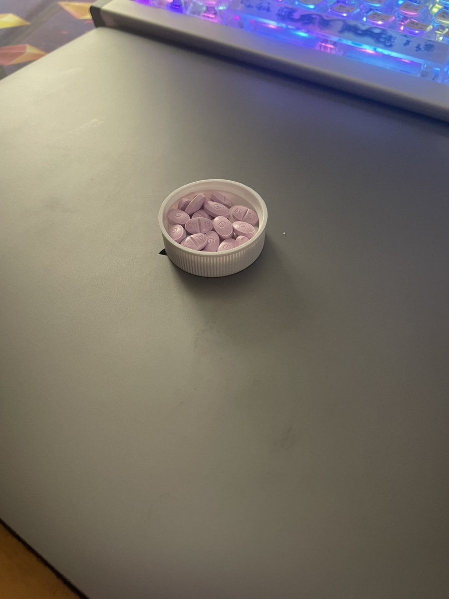 SuicidalDawg's tweet photo. Coke n pink xanax 🤤 #drugstwt #coketwt #xantwt https://t.co/yLBCIakMeQ