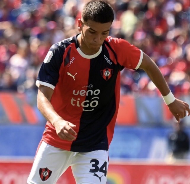 CCP19_12's tweet photo. Chena no va a poder jugar el próximo partido contra Trinidense porque tuvo 4 amarillas en Reserva y 1 en Primera. Esto no es serio. ¿Porque no se cuentan también los goles y asistencias que hizo el jugador en Reserva? Después nos quejamos que nadie compite nada.¿Opiniones?💙❤️🌪️ https://t.co/xsPcrZ9PX2