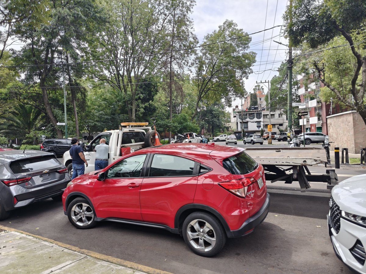 AliceMerch's tweet photo. @UCS_CDMX varias grúas usan la calle día y noche para reparar sus unidades e incluso se estaciona en doble fila . No usan un estacionamiento para pensionar las, usan la calle. Parque San Andrés e Irlanda , Coyoacán,cp 04040 https://t.co/rgqhgDWNtX