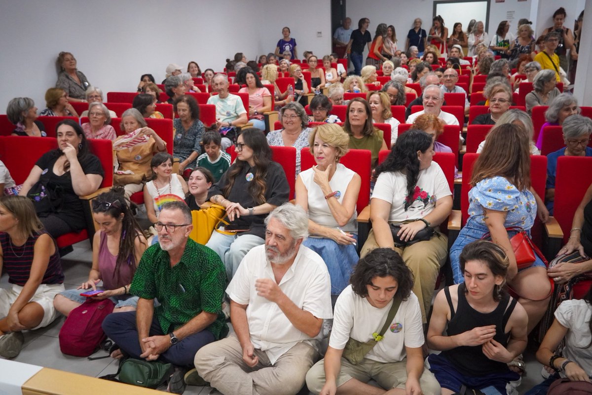 ccoosevilla's tweet photo. ♀️El feminismo es político,  claro que lo es. Y vetar el feminismo también es político. 

💜Hoy, hemos tenido el honor de acoger en nuestra sede el acto de presentación de Feministas Frente al Fascismo.

✌️Se ha desbordado el aforo de un acto emotivo y empoderador. 

👏👏Vamos!! https://t.co/fwMDolhlrS