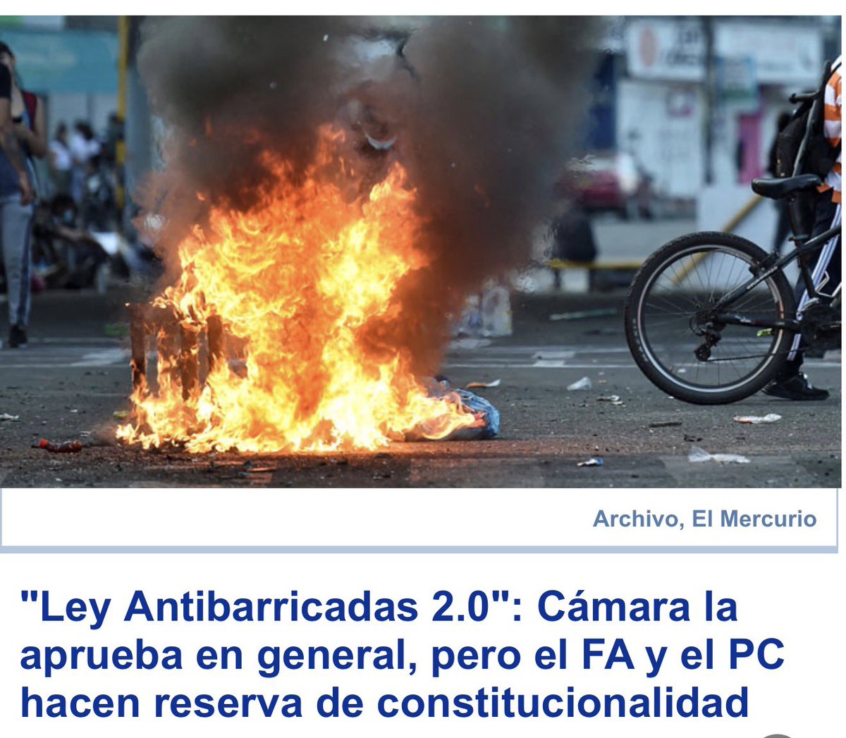 martinarrau's tweet photo. Manifestarse pacíficamente es un derecho. Bloquear las calles,  el Metro, el transporte público es violento con quienes quieren circular libremente y eso es lo que estamos corrigiendo.
Agradezco a los diputados por avanzar en la tramitación de la Ley Antibarricadas 2.0, que hoy fue aprobada y pasa al Senado. Quiero reconocer especialmente al equipo del Ministerio de Seguridad Pública que trabaja día a día para sacar adelante los proyectos de nuestra agenda.