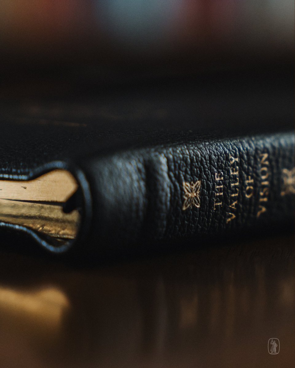 banneroftruth's tweet photo. After a long period of being out of stock, due to a global search to find a printer that would meet the Banner’s exacting standards, we are delighted to make our premium goatskin edition of ‘The Valley of Vision’ available once again.
The quality goatskin leather is exceptionally smooth and pliant. Our finest binding of this title features gilded filigree edging, two satin ribbon markers, and Smyth-sewn construction built to last a lifetime of daily use.

Available now in North America. Coming soon to the UK and rest of the world.
https://t.co/7Qs30qvVJ6