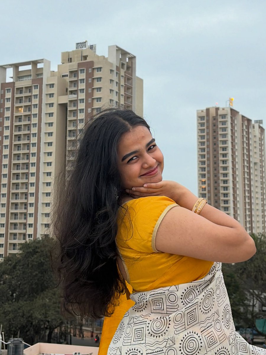 jojo_noi's tweet photo. Trending saree outfit OOTD with a traditional desi aesthetic. Kannada song vibes, fashion-forward and effortlessly girly. https://t.co/r50yCBtGxa