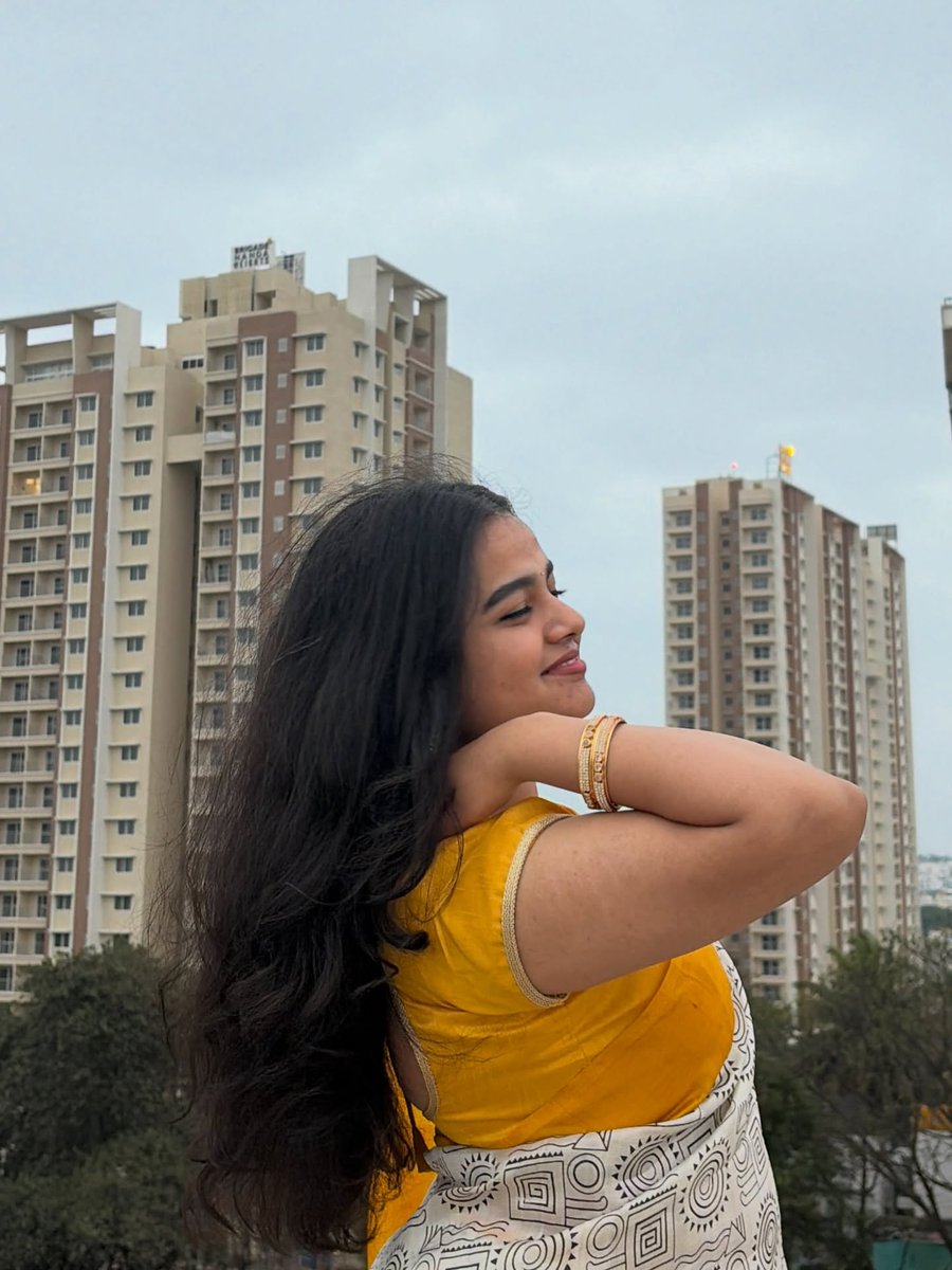 jojo_noi's tweet photo. Trending saree outfit OOTD with a traditional desi aesthetic. Kannada song vibes, fashion-forward and effortlessly girly. https://t.co/r50yCBtGxa