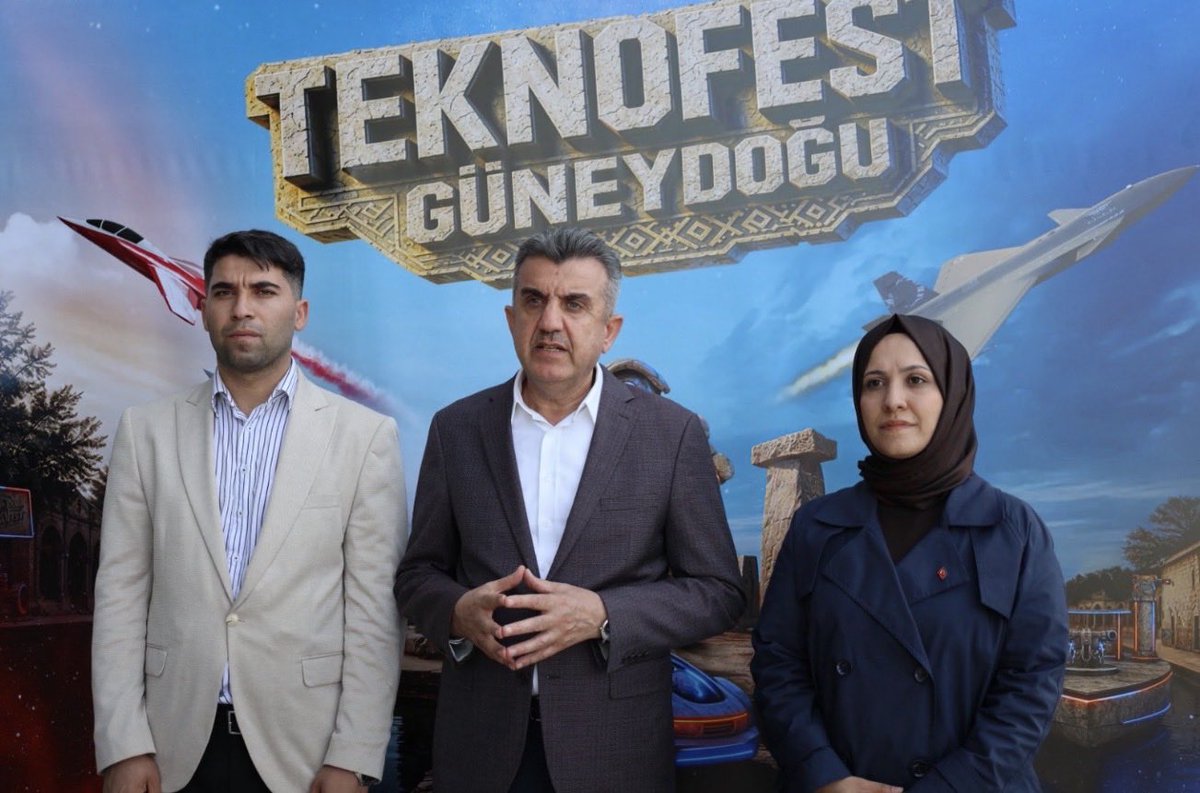 ZehraAy063's tweet photo. Şanlıurfa’mız, kadim tarihinden aldığı ilhamla geleceğe uzanan büyük bir buluşmaya hazırlanıyor. 🚀🇹🇷

30 Eylül – 4 Ekim tarihleri arasında şehrimizde gerçekleşecek TEKNOFEST Güneydoğu öncesinde festival alanında hazırlıkları yerinde inceleyerek çalışmalar hakkında bilgi aldık.

Tarihiyle dünyaya ilham veren Şanlıurfa’mızın, gençlerimizin hayallerine ve Türkiye’nin teknoloji hamlesine ev sahipliği yapacak olmasının mutluluğunu yaşıyoruz.

Şehrimizde teknoloji, bilim ve gençlik dolu günler için geri sayım başladı! 🚀

#TeknofestGüneydoğu 
#teknofest 
@RTErdogan @Selcuk @abuyukgumus 
@mfatihkacir @tugbaisikercan 
@acarfaruka @tulaykaynarca @muallavarol @DndDndar