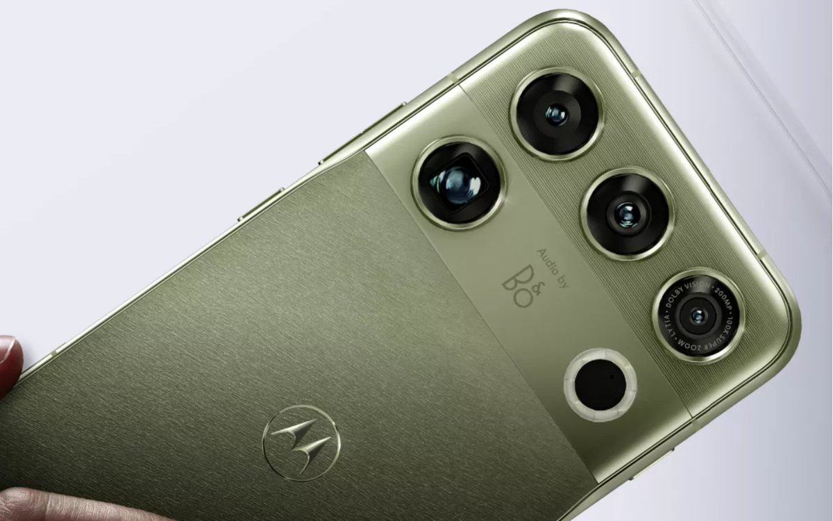 Sans_Google's tweet photo. The Motorola Signature 27 will be the first officially supported Motorola phone for GrapheneOS.

That means the project will finally expand beyond the Pixel ecosystem.

The phone has just been unveiled, but the team says to wait for the official announcement about support.

https://t.co/kl01ySIz1K

For people who want a de-Googled phone without being tied to a Pixel, this is an interesting development.

Would you switch from a Pixel to the Motorola Signature 27 for GrapheneOS?

https://t.co/HmuaBJJbPv

#GrapheneOS #Motorola #DeGoogle