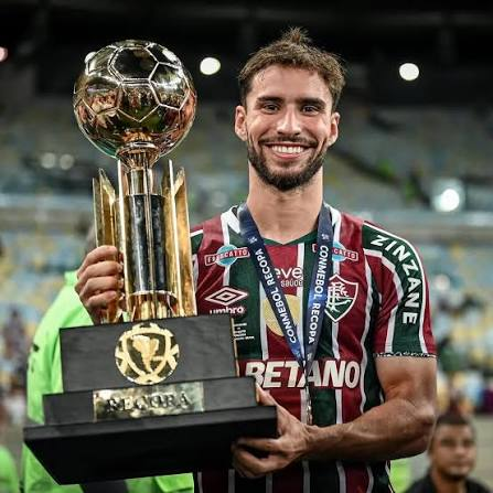 NasceOflu's tweet photo. Cria de xerém, jogador que mais atuou pelo Fluminense na Libertadores, campeão da Libertadores, Recopa, Carioca. 

Titular em todas as conquistas, titular absoluto a quase 7 anos, autor de um dos gols nas quartas de finais da copa do mundo de clubes, entre outras coisas.. https://t.co/rCmR5OcN77