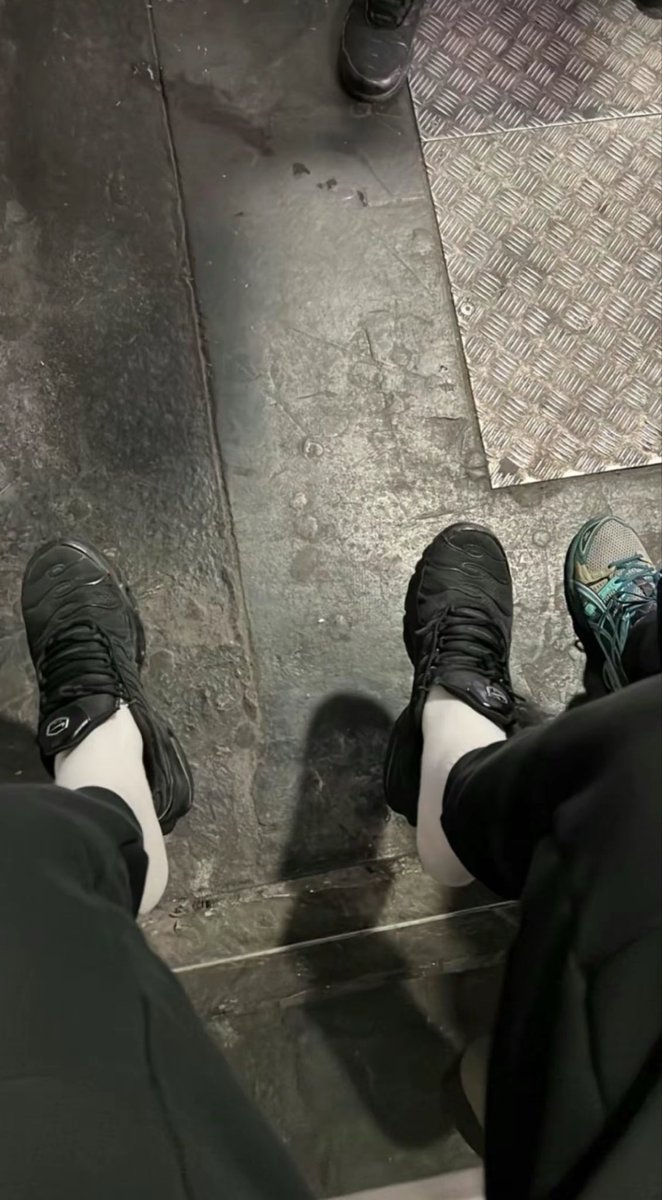 mattc6v's tweet photo. si mes potes voyez tous les dm de putes qui veulent sniffe mes tn 😭😭 https://t.co/fsgJmF4d2a