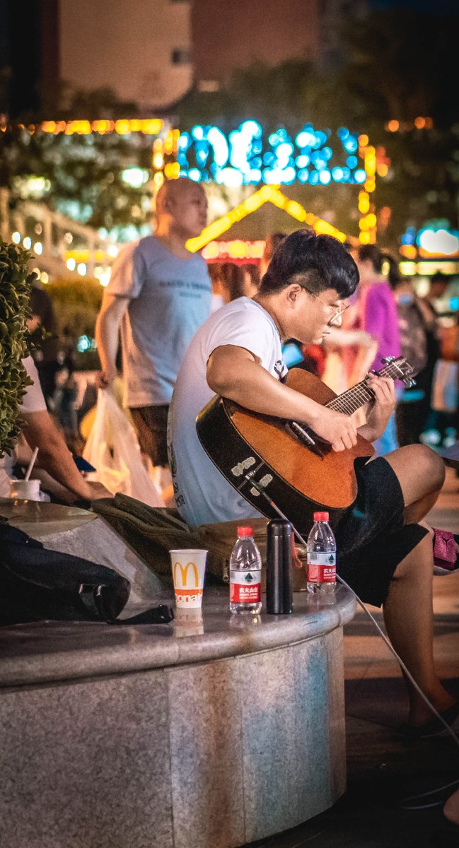 siska25725843's tweet photo. Just found a hidden acoustic set of my favorite song under city streetlights—music hits different when it’s unplanned and feels like a secret. ， https://t.co/vzt9hE6mpc