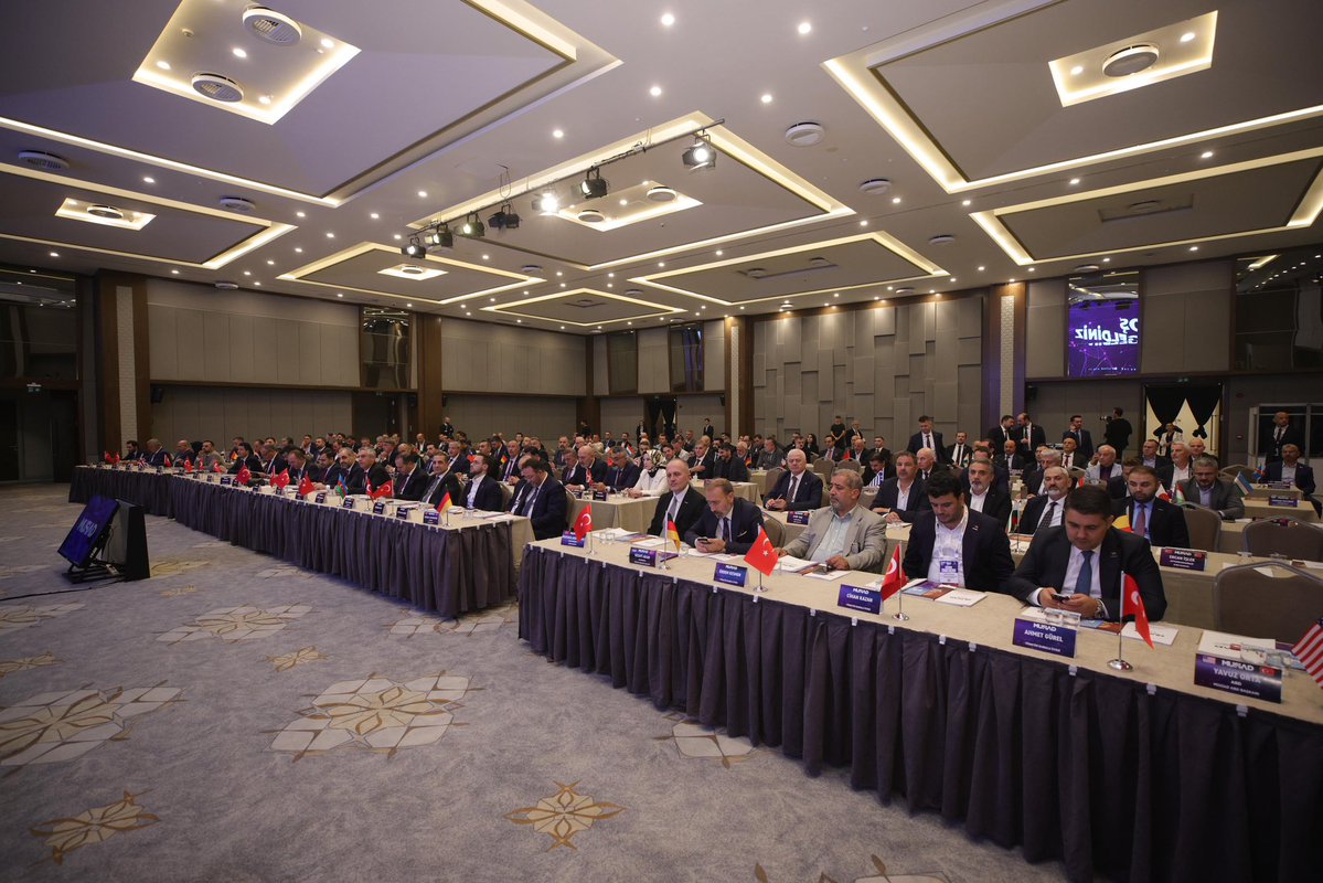 BurhanOzdemirTR's tweet photo. MÜSİAD EXPO 2026 vesilesiyle, yurt içi ve yurtdışı tüm şube ve temsilcilik başkanlarımızın katılımlarıyla MÜSİAD Dünya Başkanlar Toplantımızı gerçekleştirdik.

Küresel teşkilat ağımızın sahadaki etkinliğini, ticari diplomasi hedeflerimizi ve uluslararası iş birliği projelerimizi ele aldık.

36 yıllık köklü müktesebatımızdan aldığımız güçle, dünyanın dört bir yanında ülkemizin üretim ve ihracat potansiyelini temsil eden başkanlarımızla aynı istikamette yürümeye kararlılıkla devam edeceğiz.

Toplantımızın hayırlara vesile olmasını diliyor ve tüm başkanlarımıza teşekkür ediyorum.
