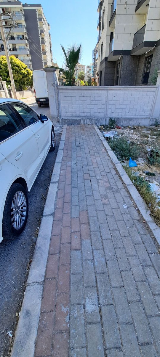 maykinsaat's tweet photo. Yer:İzmir/Buca❗️

Bir takipçimiz gönderdi. Kaldırım mı, duvar mı hatalı? Hadi bakalım! https://t.co/pws6zO5zx1