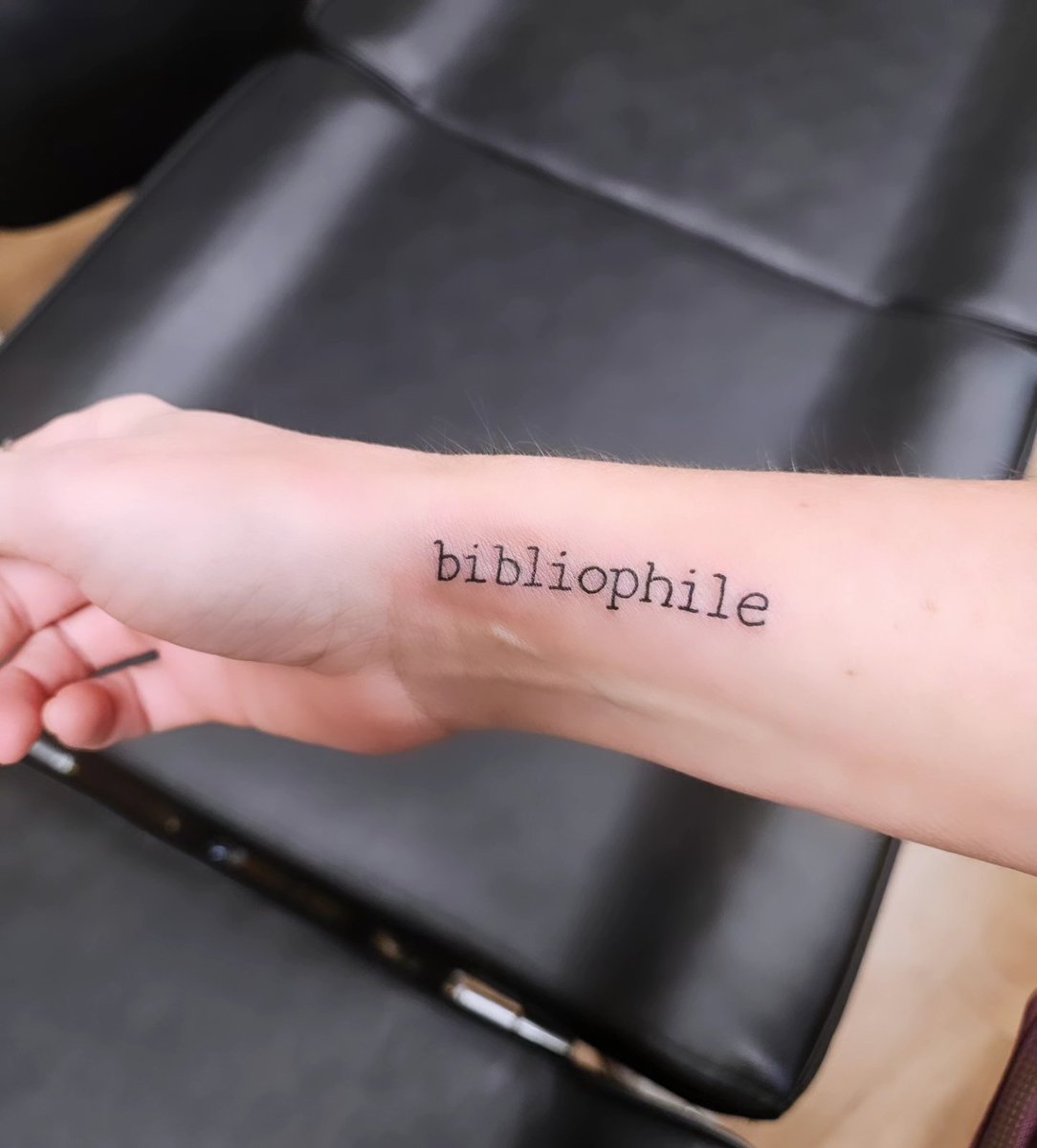 SaraECurry's tweet photo. Needed some book nerd ink therapy 😍🙌🤓📚 https://t.co/962mq2MxiD