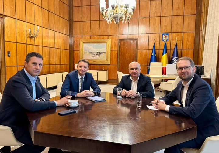 RRInternational's tweet photo. 'Liniile directoare' ale #programului de #guvernare PNL-USR-UDMR prezentat premierul desemnat de @SMuresan revăd, între altele, măsuri de reducere a numărului de parlamentari şi secretari de stat, dar şi de comasare a instituţiilor. (1/2) https://t.co/yG3jjNPoE1