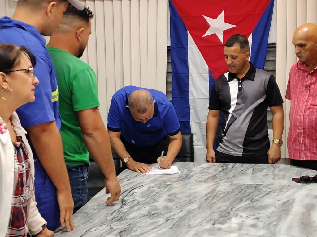 RafaelLice4i9u's tweet photo. Hoy se realiza el proceso de entrega al nuevo director de la #UNE en la #IslaDeLaJuventud le deseamos éxitos en la nueva tarea, convencidos que, con el compromiso, la entrega, y la UNIDAD de todos los trabajadores eléctricos, alcanzarán resultados superiores #SentirPinero https://t.co/su5XjzrQ1f