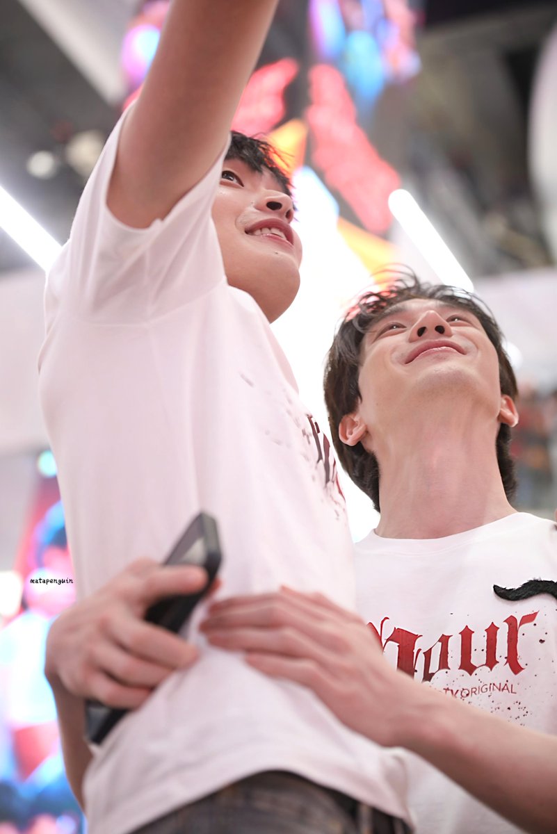 mata_penguin's tweet photo. ชอบรูปเน้ม่กอ่าาา บ้่บว่า....ช้านได้มาได้ยังไงก๊อนน!! 🤭😆💕

NOUR X MINI MEET DAY

#NourTheSeriesEp7 
#BossTong 
#bossirr #tongtong https://t.co/TmkyGMCQBx