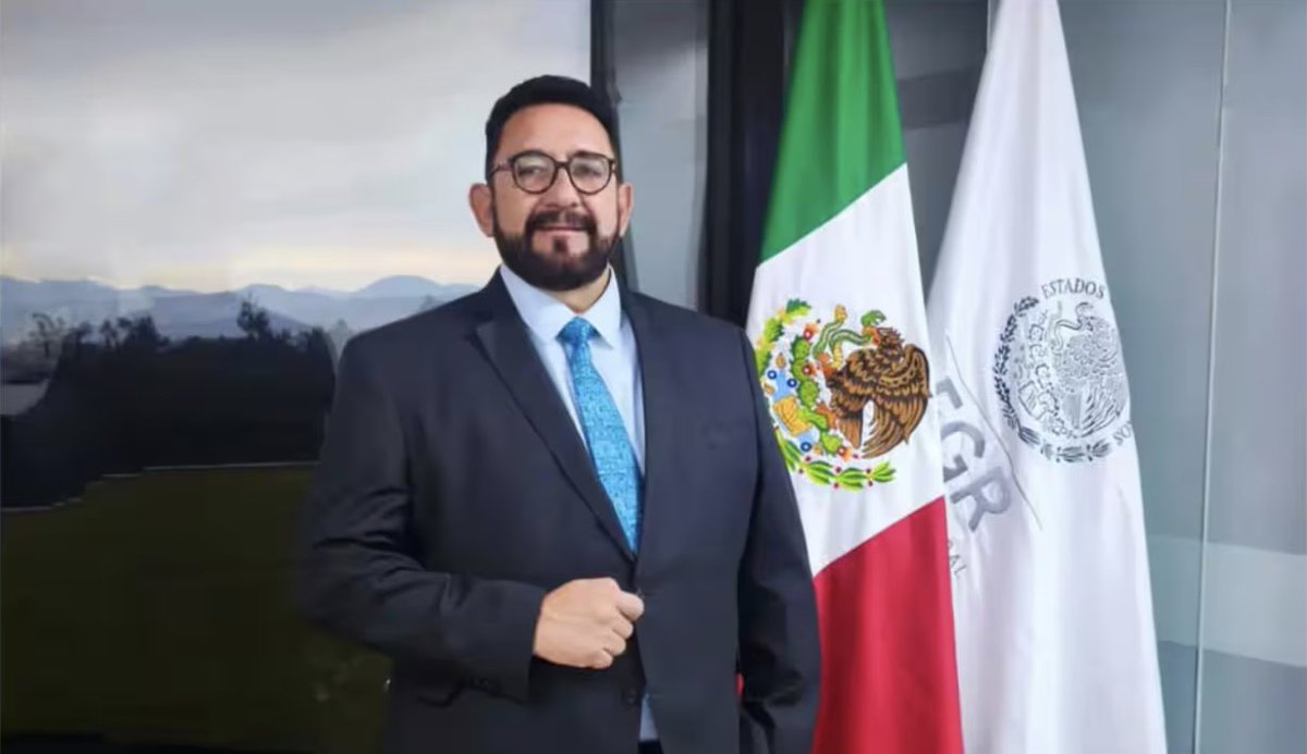politicomx's tweet photo. 🚨⚖️ La FGR habría encubierto a Ulises Lara por un presunto caso de corrupción de un millón de dólares

👉 https://t.co/5wdBferDo7

El periodista @CarlosLoret asegura que Ulises Lara habría salido de la @FGRMexico tras ser señalado por un presunto acto de corrupción.

Según su columna, la Fiscalía habría presentado su salida como una renuncia por “motivos personales” y no habría abierto una investigación en su contra.