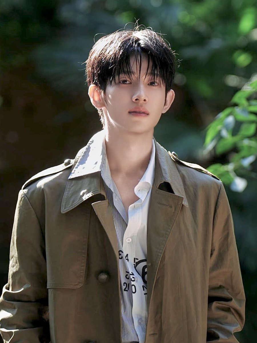 boyslovehub's tweet photo. Park Siwoo steals the spotlight at the MM6 Maison Margiela show. #PARKSIWOOxMM6 https://t.co/oaQkc32mKs