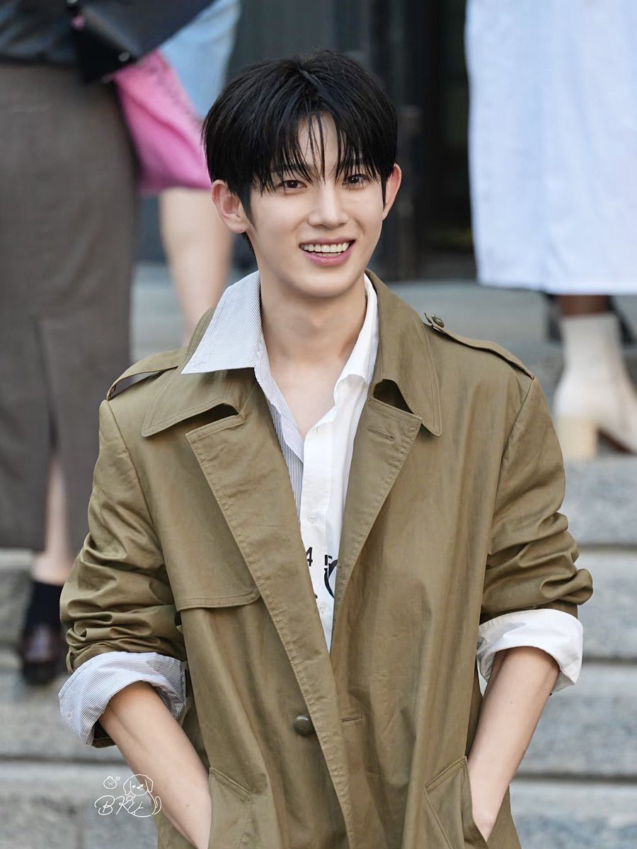 boyslovehub's tweet photo. Park Siwoo steals the spotlight at the MM6 Maison Margiela show. #PARKSIWOOxMM6 https://t.co/oaQkc32mKs