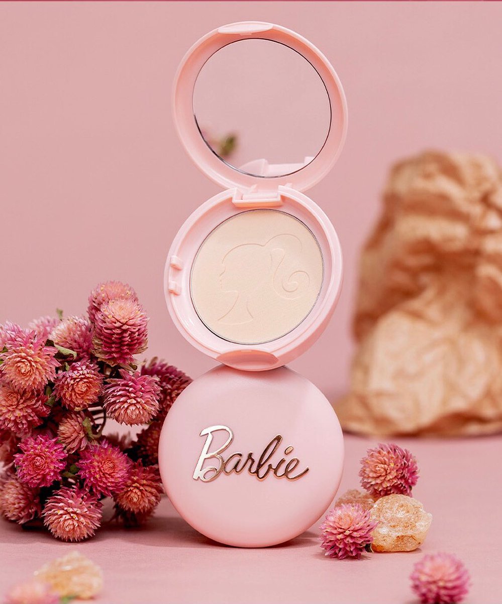 AnjoAnjo108's tweet photo. Barbie x EGLIPS Blur Powder Pact: phấn nén mịn nhẹ, che phủ tự nhiên, hiệu chỉnh da sáng đều, không cakey hay nặng mặt. Kiềm dầu tốt, giữ tông đến 5 tiếng. 9g, chính hãng Hàn Quốc. https://t.co/XZfaYTCInh