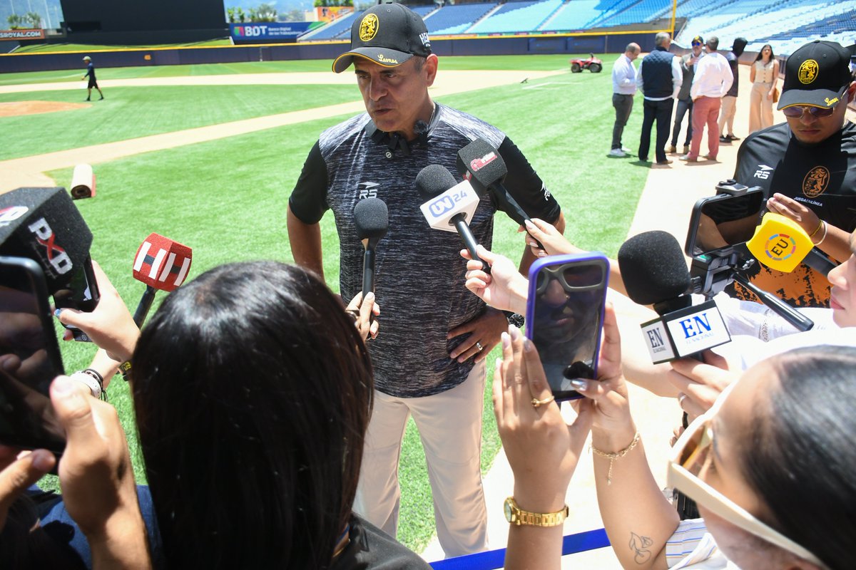 EdicionFinal's tweet photo. #lvbp | Wilson Álvarez, coach de pitcheo de @leones_cbbc conversó con la prensa, dando a conocer sus espectativas. Quiere bajar la efectividad de los pitcher y bajar la cantidad de boletos dados a los bateadores.

Fotografías | @fernandoioduber 

#edicionfinal #beisbol #venezuela https://t.co/5lX1cvLFfd