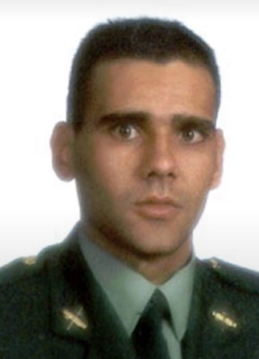 QueaveAt's tweet photo. Buenas noches
Mañana se cumplirán 24 años del cobarde asesinato, por parte de ETA, de mi compañero de promoción el Cabo D. Juan Carlos Beiro en Leiza, mediante una pancarta bomba que rezaba “Guardia Civil, muere aquí”
Por muchos años que pasen no te olvidamos 
In memoriam 🕯️ https://t.co/eGroZ8HUlE