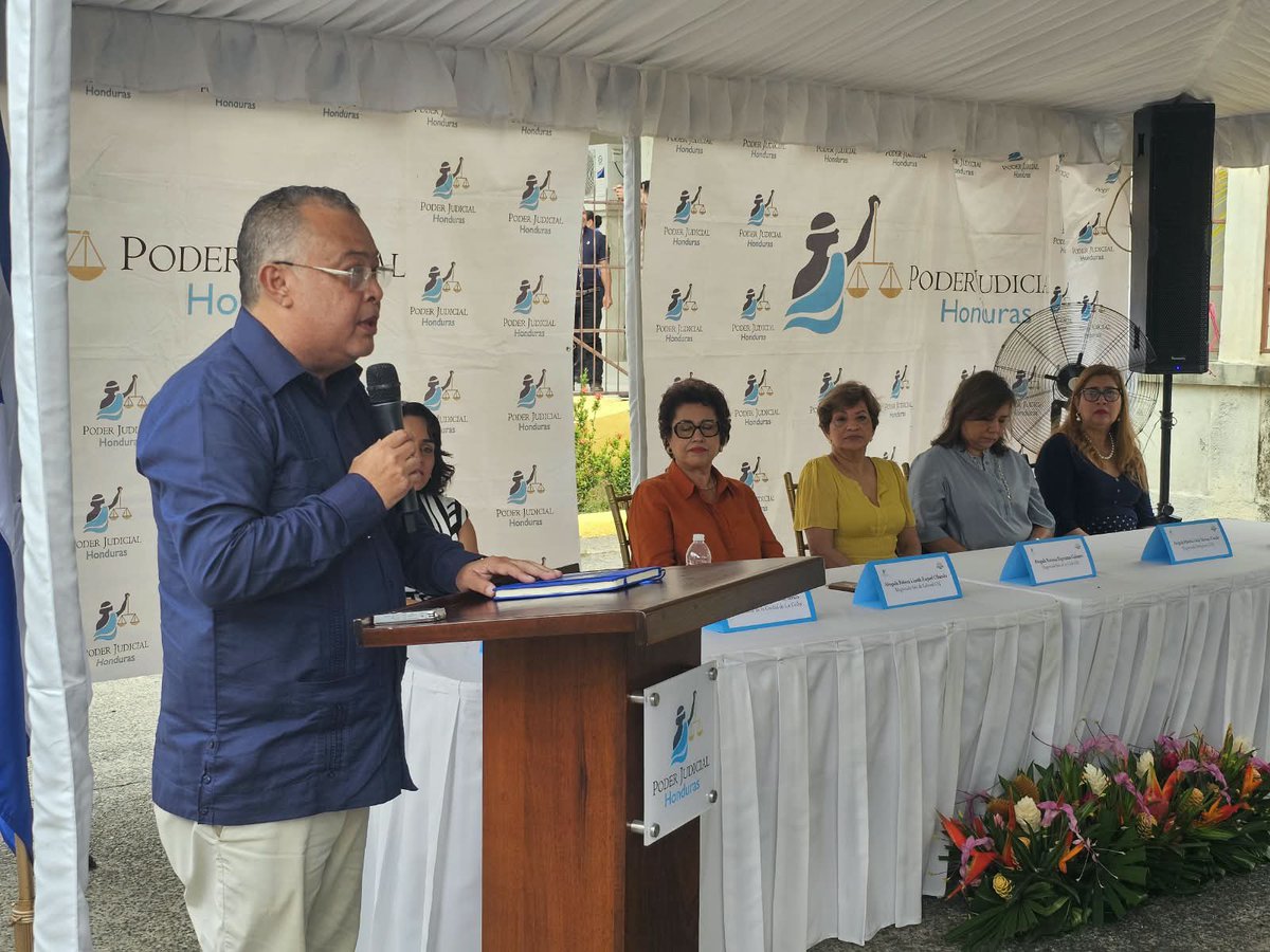 PJdeHonduras's tweet photo. #LaCeiba es sede de la tercera presentación de la Campaña de Visibilidad de la Defensa Pública

En el marco de la Política de Justicia Abierta, el @PJdeHonduras, a través de la Defensa Pública, acerca a la población de la zona Atlántica información sobre sus servicios profesionales, de calidad y gratuitos.

La jornada fue inaugurada por la Magistrada de la CSJ Rubenia Galeano Barralaga, acompañada por las Magistradas Rebeca Ráquel Obando y Martha Merino Conde, y el Vicealcalde de #LaCeiba, Víctor Hugo Pavón.

 “Te defendemos porque es tu derecho”.