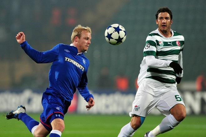 hehanluu's tweet photo. After fans of Celtic showed their support for Bursaspor, the Bursaspor management produced Bursaspor jerseys in the Celtic style, especially for Rangers too 😂😆 Because many Celtic fans wanted this from Bursaspor 💚🤍🐊🍀 You can see how aggressively they're playing to Bursa https://t.co/C3rfsw0VuT