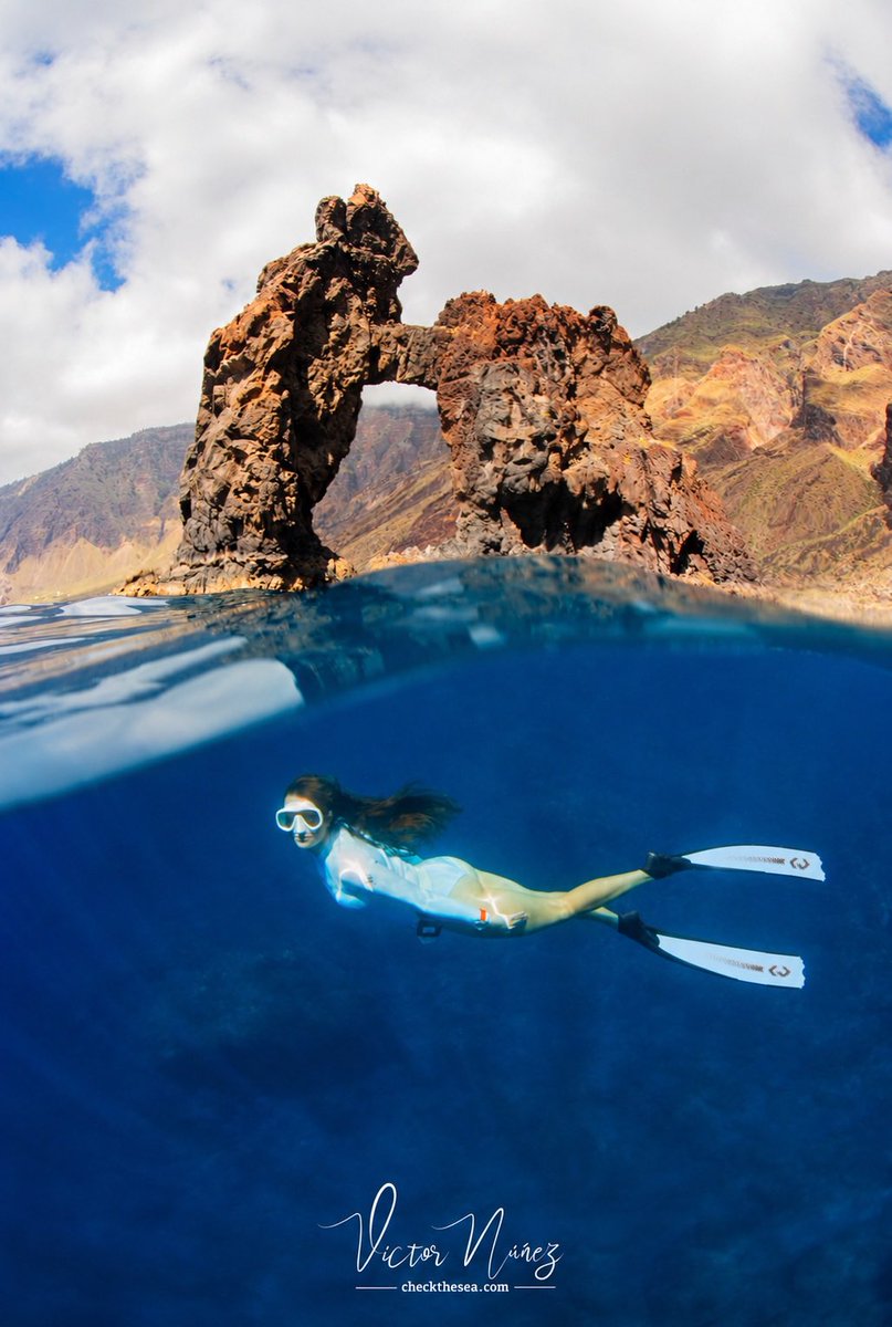 ChecktheSea's tweet photo. El Roque de Bonanza, es Espacio Natural Protegido, y uno de los símbolos de la isla de El Hierro. Se trata de un imponente arco rocoso de 21 metros de altura que surgió de la erupción del volcán Tiñor. 

En el post más información:

➡️ https://t.co/FfIfthRntG  ⬅️ https://t.co/64j7mVJ3tC