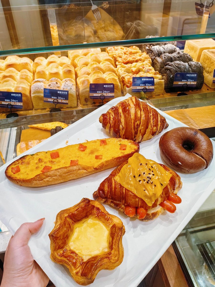 Erick26606025's tweet photo. Just grabbed the warmest croissant from the corner boulangerie—flaky layers are crumbing everywhere, and the butter smell’s making my whole afternoon perfect.， https://t.co/gelYkUQujF
