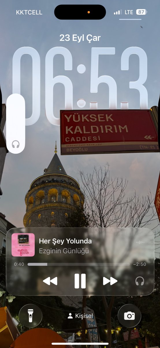 Trypsinogenn's tweet photo. Sabah 06.45 otobüsüne yetişmeye çalışırken denk gelen şarkının manidarlığı ve sözler geldikçe içimden geçen şükürle birlikte Çangar’a koşan bir penguendim. https://t.co/gwnFyHvgaD