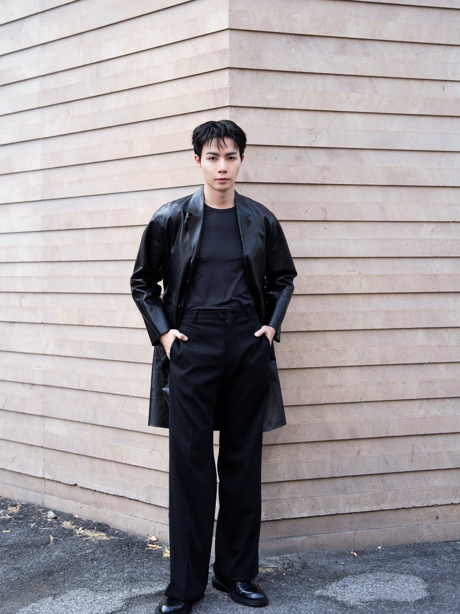 TrendyUpdate_th's tweet photo. ZEE PRUK in his Jil Sander era. ✨

“ซี-พฤกษ์” เสิร์ฟความเท่แบบ Modern Minimalism ขณะร่วมชมแฟชั่นโชว์ Jil Sander Spring/Summer 2027 ณ กรุงมิลาน ประเทศอิตาลี 🇮🇹

ในโททัลลุค All Black จาก Jil Sander โดดเด่นด้วยเสื้อคลุมหนังทรงยาวที่ช่วยเสริมซิลูเอตต์ให้ดูเท่และมีมิติ คอมพลีตด้วยกางเกงทรงหลวมและรองเท้าหนัง ถ่ายทอดความเรียบเท่ที่เต็มไปด้วยคาแรกเตอร์ได้อย่างลงตัว 🖤

ZEE PRUK MFW 2027 
#JILSANDERxZEEPRUK 
#ZeePruk #JILSANDER
@jilsander @zee_pruk