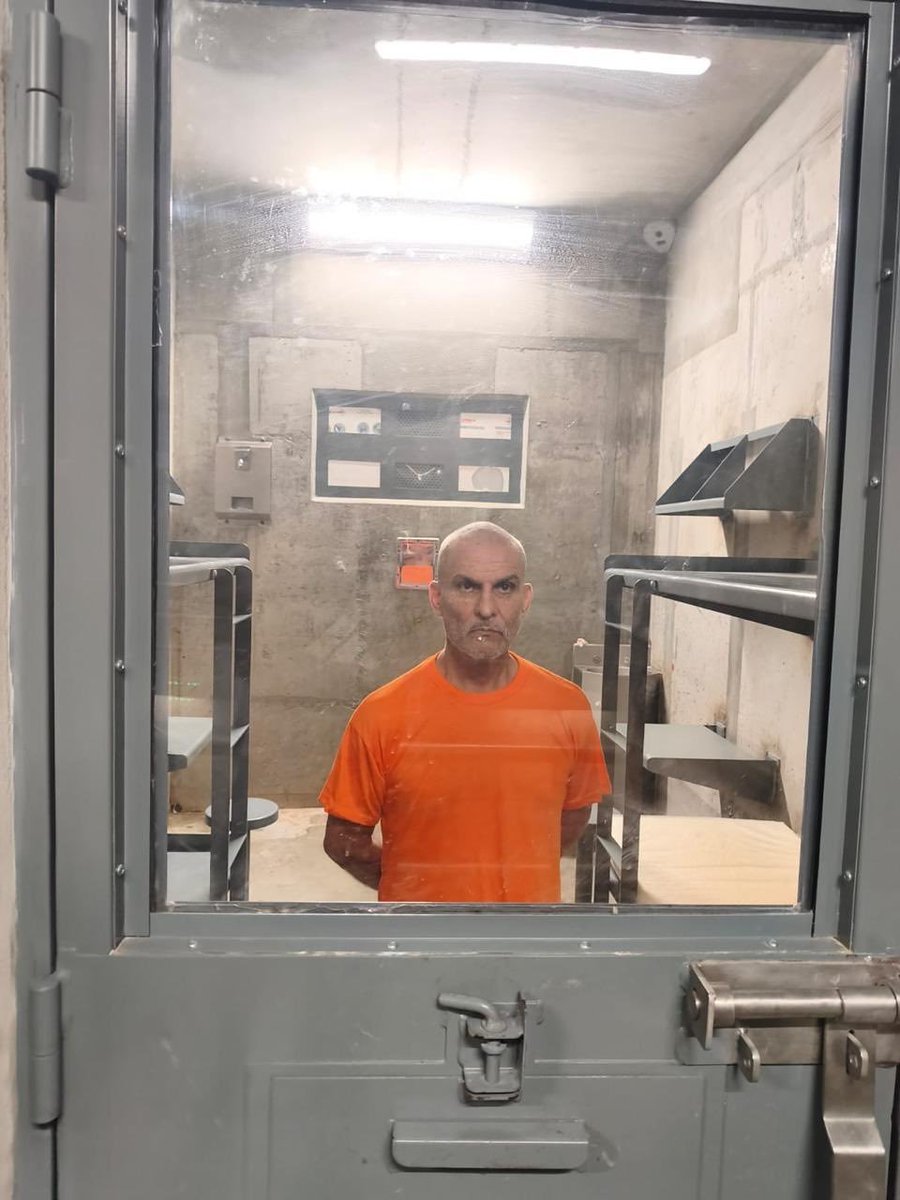 ArduinoTomasi2's tweet photo. «Del juicio no te salvas». Esa fue la respuesta de #JoséSerrano en 2024 cuando expuse evidencia grave y contundente de manipulación de las estadísticas de homicidios durante su gestión como ministro del Interior. A los datos respondió con una amenaza.

Después, la Comisión de Seguridad de la @AsambleaEcuador verificó esos hallazgos en un informe e instó a la @FiscaliaEcuador a investigarlo penalmente.

No fui el único al que amenazó o persiguió. Entre sus cuentas pendientes están también las explicaciones que exige Alexandra Córdova (@alexa_co2000) sobre la desaparición de su hijo, David Romo. Una madre que no ha dejado de luchar por la verdad.

Hoy, Serrano está preso en la cárcel de máxima seguridad El Encuentro, procesado como autor intelectual del asesinato de #FernandoVillavicencio. Tanto invocar la justicia para intimidar a otros. Ahora le toca responder ante ella.

«La segunda caída de Serrano y el recuerdo de un perseguidor implacable»
🔗 https://t.co/4MN4R6hR6v