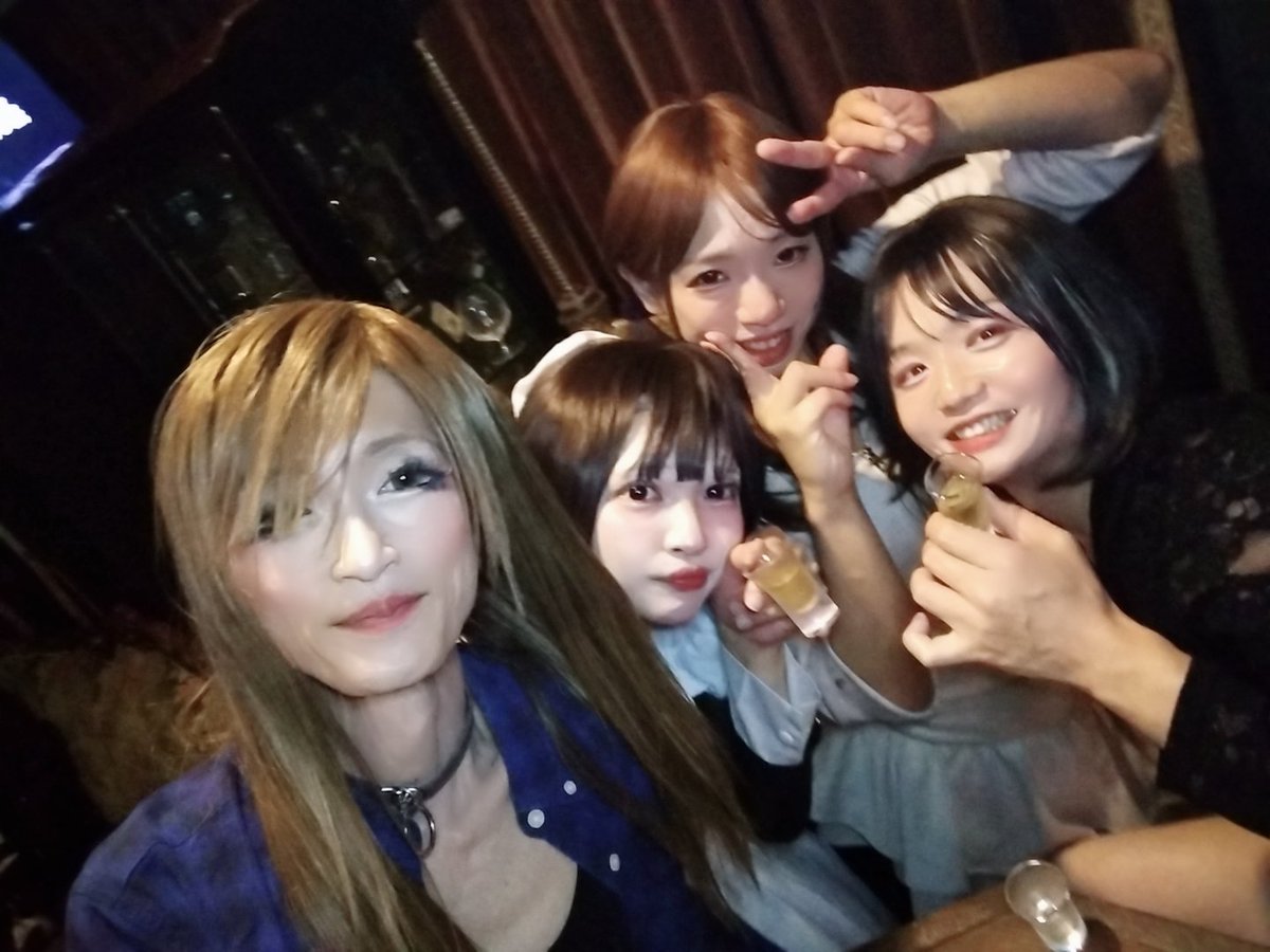 noramihatoriaya's tweet photo. くりこママのBARに初潜入♪
やっぱり酒クズばかりだったから最後に来て正解、潰れても平気♪
#くりこ
#女の子クラブ
#新宿2丁目 https://t.co/W6TY88TWcz