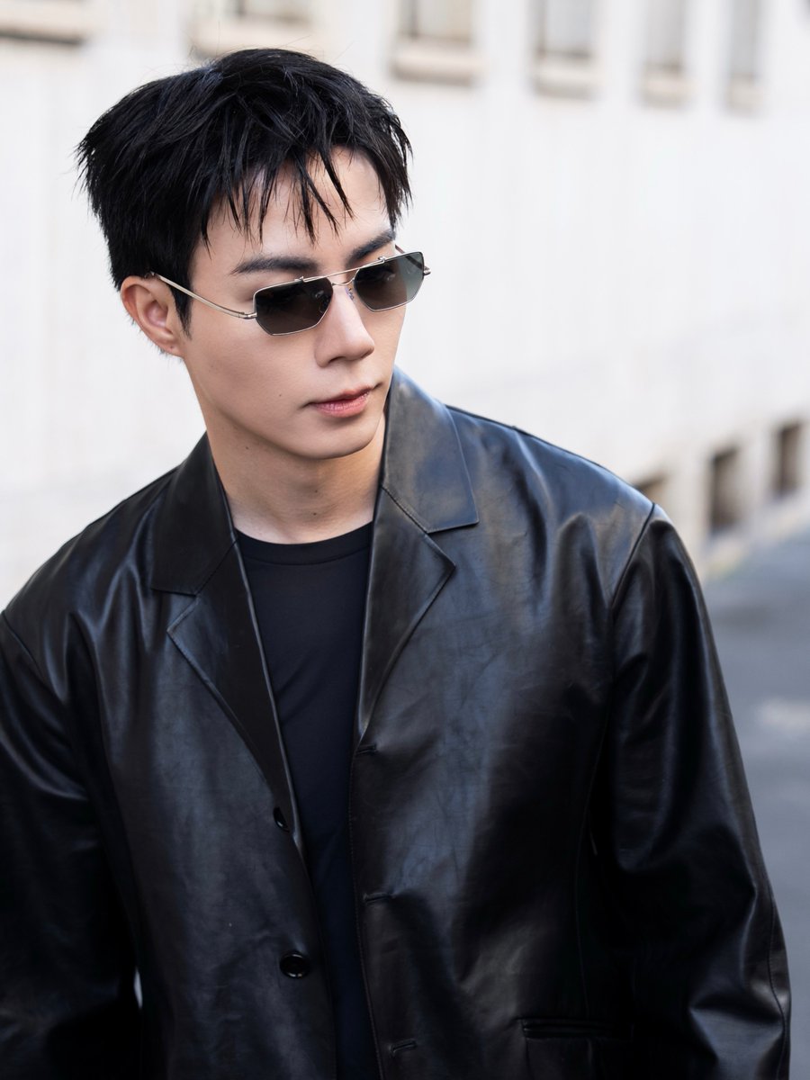 TrendyUpdate_th's tweet photo. ZEE PRUK in his Jil Sander era. ✨

“ซี-พฤกษ์” เสิร์ฟความเท่แบบ Modern Minimalism ขณะร่วมชมแฟชั่นโชว์ Jil Sander Spring/Summer 2027 ณ กรุงมิลาน ประเทศอิตาลี 🇮🇹

ในโททัลลุค All Black จาก Jil Sander โดดเด่นด้วยเสื้อคลุมหนังทรงยาวที่ช่วยเสริมซิลูเอตต์ให้ดูเท่และมีมิติ คอมพลีตด้วยกางเกงทรงหลวมและรองเท้าหนัง ถ่ายทอดความเรียบเท่ที่เต็มไปด้วยคาแรกเตอร์ได้อย่างลงตัว 🖤

ZEE PRUK MFW 2027 
#JILSANDERxZEEPRUK 
#ZeePruk #JILSANDER
@jilsander @zee_pruk