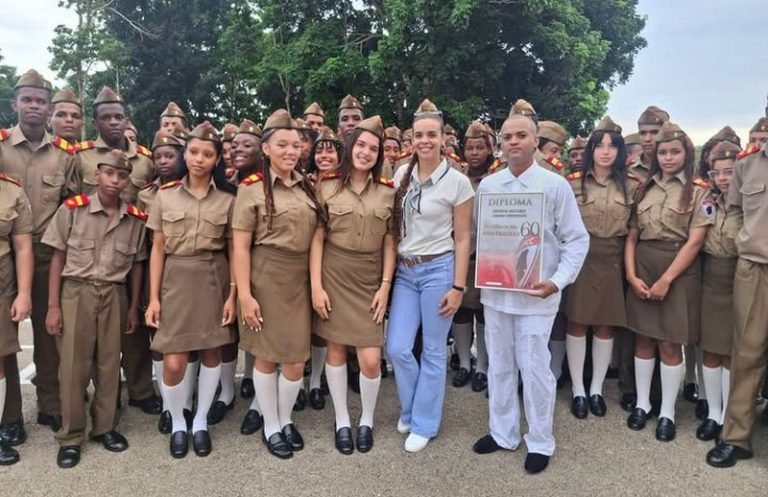 escambraycu's tweet photo. Felicitan a Escuelas Militares Camilo Cienfuegos en su aniversario 60

Fundadas el 23 de septiembre de 1966, las EMCC se consolidaron como preuniversitarios militares en 1977 para preparar bachilleres en ciencias y letras con vocación por la vida militar
https://t.co/WTnnRKi1jU https://t.co/ZVjxIdWZbR