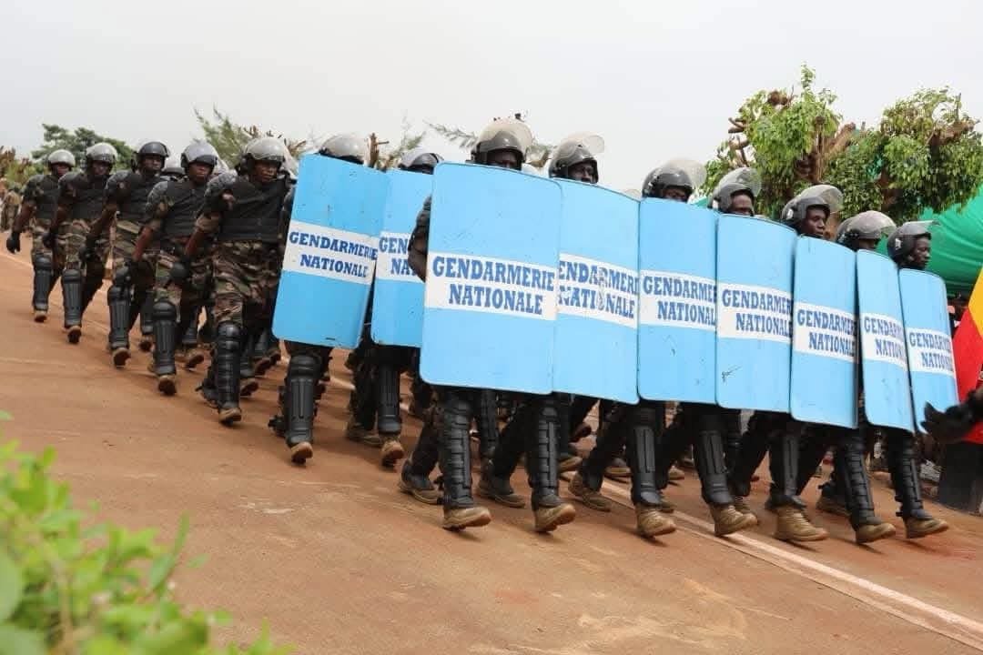 KaderS99725's tweet photo. 🇲🇱 Le Mali n’a pas abandonné ses traditions nationales. Défilé militaire, cérémonies officielles et célébration de l’indépendance : la souveraineté nationale reste centrale. Mais quelle place pour une identité commune au sein de l’AES ? #Mali #AES https://t.co/6s1Q2sCcfH