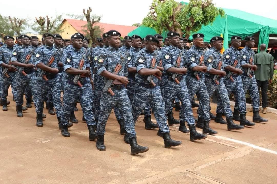 KaderS99725's tweet photo. 🇲🇱 Le Mali n’a pas abandonné ses traditions nationales. Défilé militaire, cérémonies officielles et célébration de l’indépendance : la souveraineté nationale reste centrale. Mais quelle place pour une identité commune au sein de l’AES ? #Mali #AES https://t.co/6s1Q2sCcfH