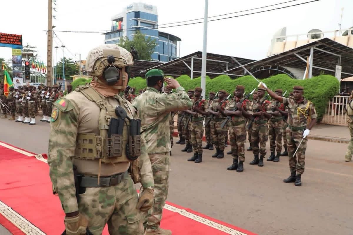 KaderS99725's tweet photo. 🇲🇱 Le Mali n’a pas abandonné ses traditions nationales. Défilé militaire, cérémonies officielles et célébration de l’indépendance : la souveraineté nationale reste centrale. Mais quelle place pour une identité commune au sein de l’AES ? #Mali #AES https://t.co/6s1Q2sCcfH