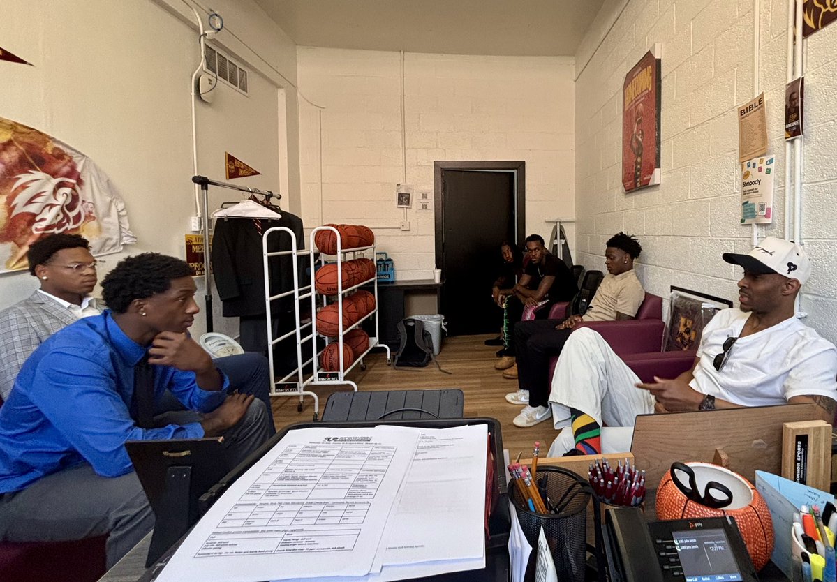 CoachJohnASmith's tweet photo. State of Texas LEGEND- LA Lakers scout, LA Clippers player, Duke Univ star, McDonald’s All American, Daniel Ewing paid a visit to Huston-Tillotson Men’s Basketball. Appreciate the wisdom, mentorship, and valuable nuggets provided to our young men as we are building. #Brotherhood https://t.co/m9WGTHs5y2