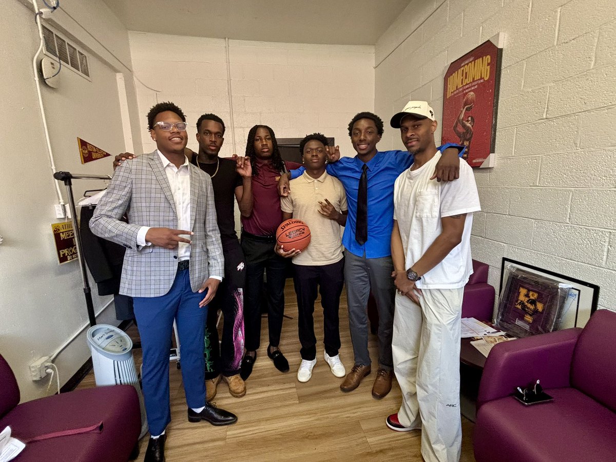 CoachJohnASmith's tweet photo. State of Texas LEGEND- LA Lakers scout, LA Clippers player, Duke Univ star, McDonald’s All American, Daniel Ewing paid a visit to Huston-Tillotson Men’s Basketball. Appreciate the wisdom, mentorship, and valuable nuggets provided to our young men as we are building. #Brotherhood https://t.co/m9WGTHs5y2