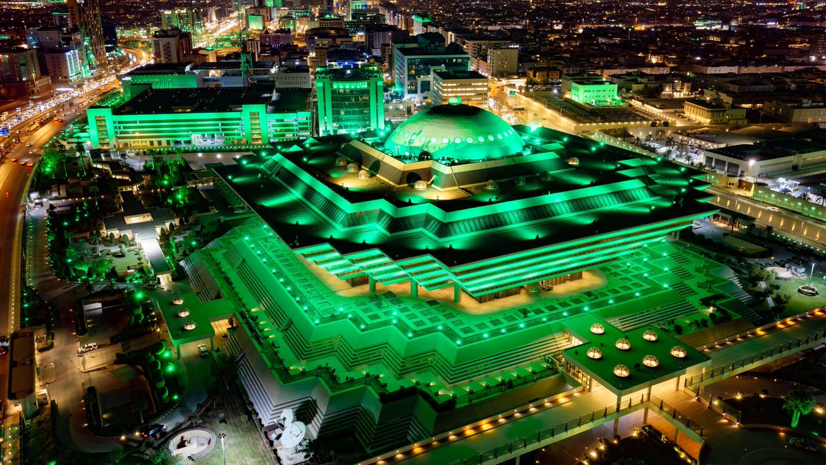 MOISaudiArabia's tweet photo. مبنى وزارة الداخلية يكتسي اللون الأخضر، احتفاءً بـ #اليوم_الوطني_السعودي . 

#عزنا_بطبعنا https://t.co/4TMzJ6Hk4G