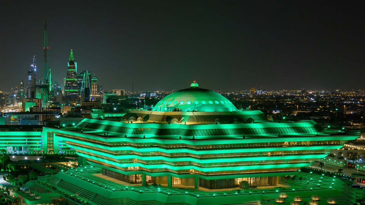 MOISaudiArabia's tweet photo. مبنى وزارة الداخلية يكتسي اللون الأخضر، احتفاءً بـ #اليوم_الوطني_السعودي . 

#عزنا_بطبعنا https://t.co/4TMzJ6Hk4G