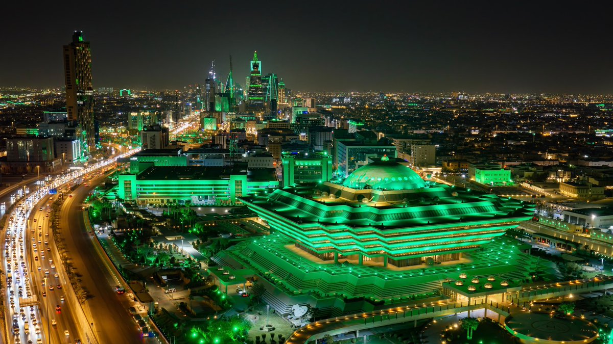 MOISaudiArabia's tweet photo. مبنى وزارة الداخلية يكتسي اللون الأخضر، احتفاءً بـ #اليوم_الوطني_السعودي . 

#عزنا_بطبعنا https://t.co/4TMzJ6Hk4G