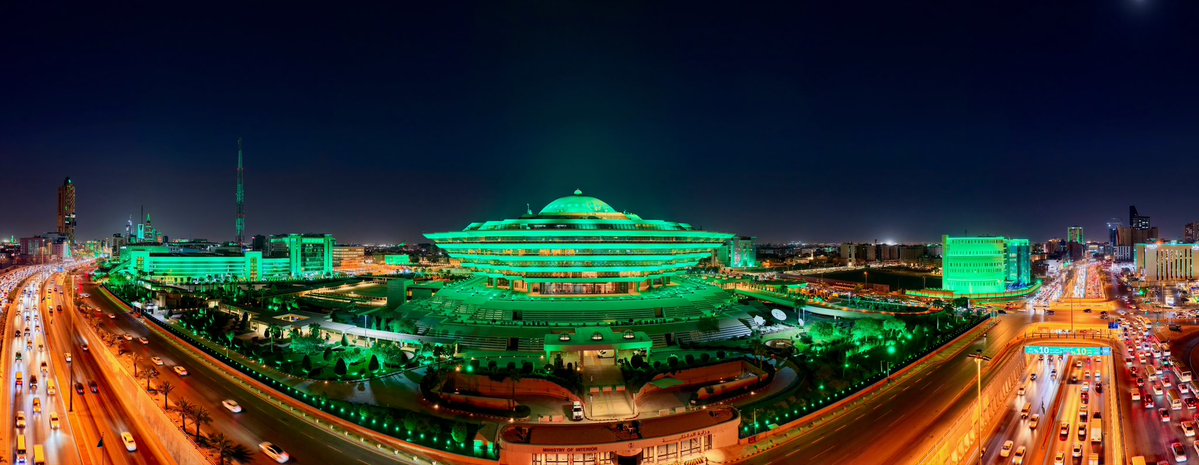MOISaudiArabia's tweet photo. مبنى وزارة الداخلية يكتسي اللون الأخضر، احتفاءً بـ #اليوم_الوطني_السعودي . 

#عزنا_بطبعنا https://t.co/4TMzJ6Hk4G