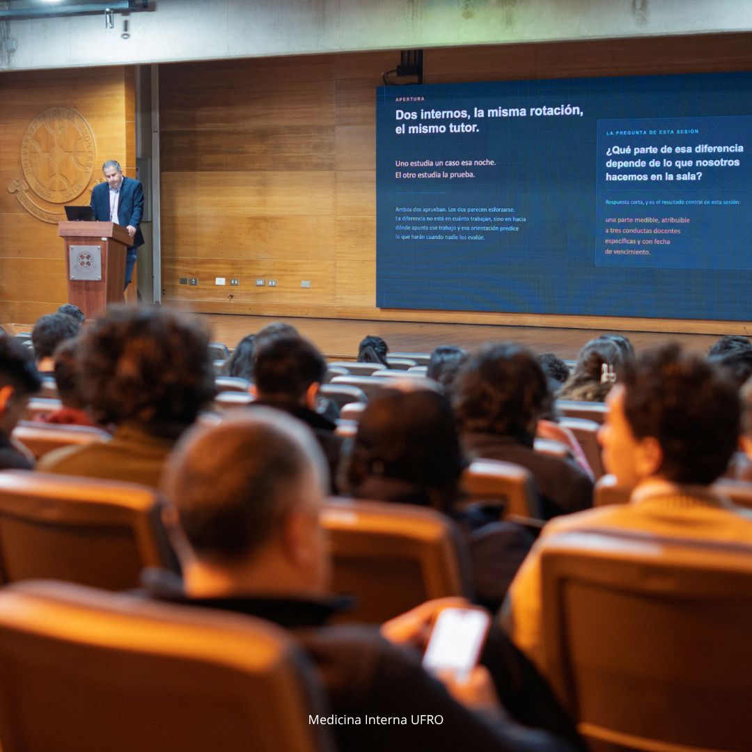 medintufro's tweet photo. 🩺 ¿Alcanza solo con la vocación en la medicina? En nuestra Reunión Clínica UFRO, Jorge Miranda-Ossandón Ph.D, analizó cómo la innovación docente y la empatía son clave para sostener la motivación por aprender y prevenir el desgaste profesional. 🧵👇 https://t.co/P6xNEaWpca