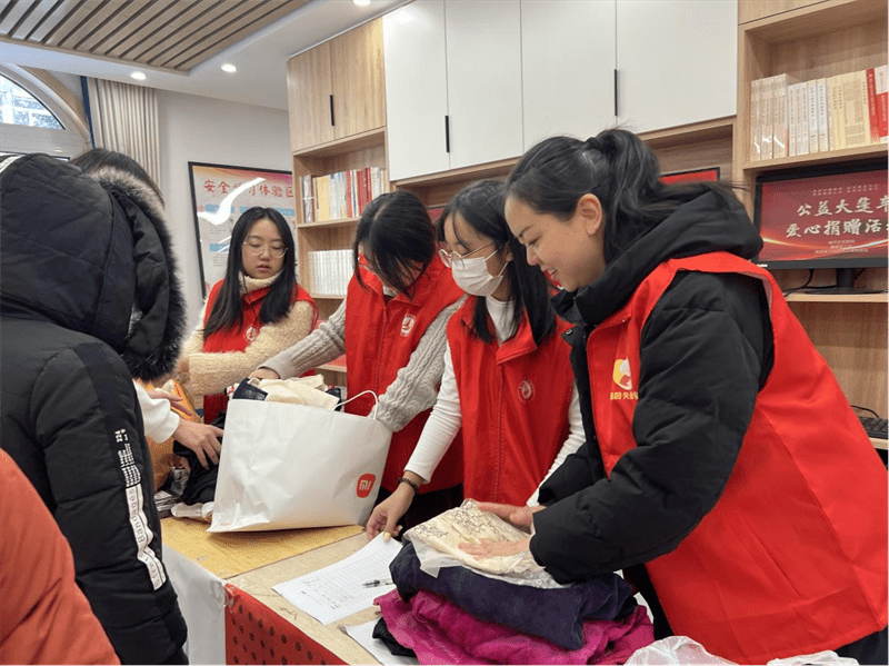 Setiawa76465811's tweet photo. Today I sorted 50+ warm winter coats for the community’s homeless shelter and handed out 20 hot meal vouchers! Small acts add up to big warmth  Volunteering makes my weekend meaningful. ， https://t.co/LRmCkpkekO
